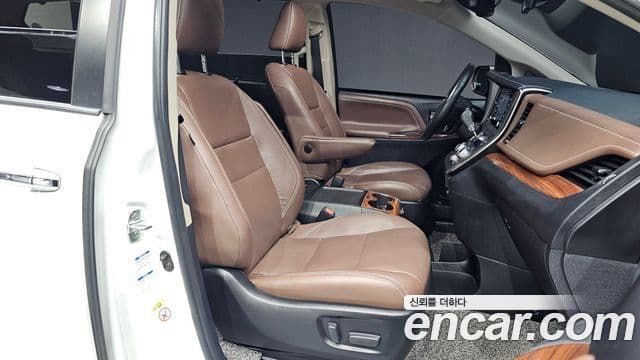 Toyota Sienna 2018 — ფოტო 11/20