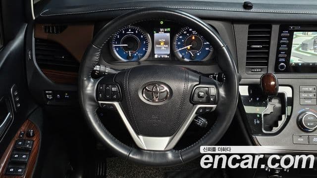 Toyota Sienna 2018 — ფოტო 15/20