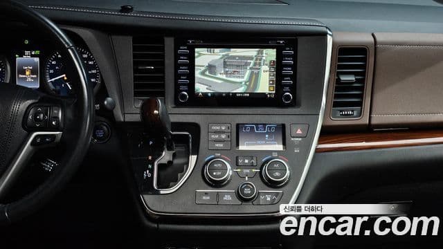 Toyota Sienna 2018 — ფოტო 16/20