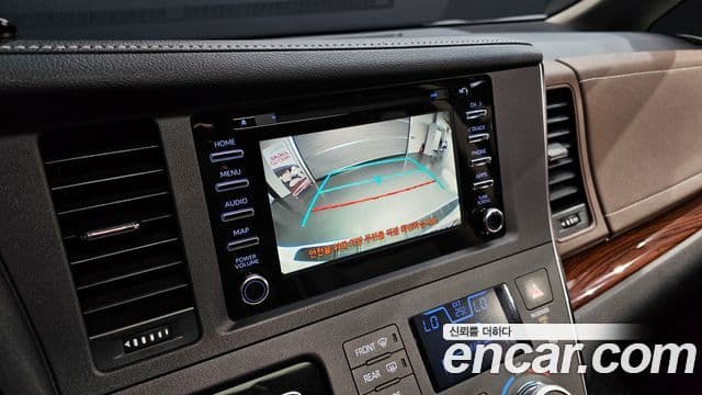 Toyota Sienna 2018 — ფოტო 17/20