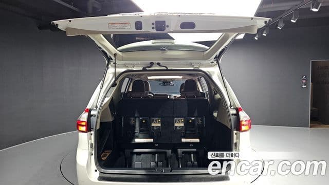 Toyota Sienna 2018 — ფოტო 20/20