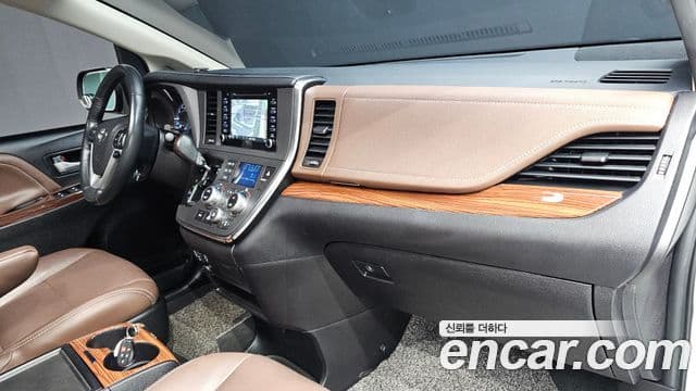 Toyota Sienna 2018 — Photo 7/31