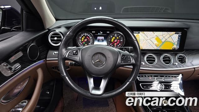 Mercedes-Benz E-Class 2018 — ფოტო 13/20