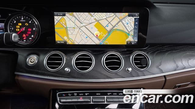Mercedes-Benz E-Class 2018 — ფოტო 14/20