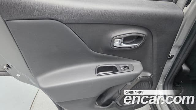 Jeep Renegade 2022 — Photo 17/32