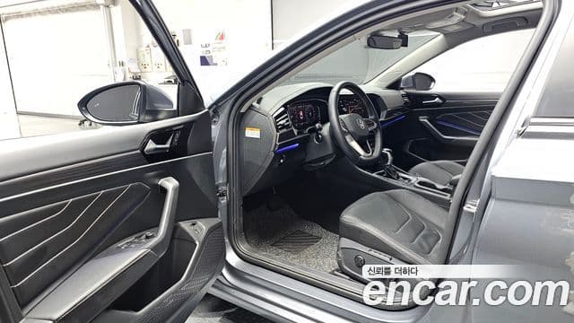 Volkswagen Jetta 2023 — ფოტო 8/20