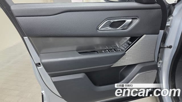 Land Rover Range Rover Velar 2018 — Photo 14/31