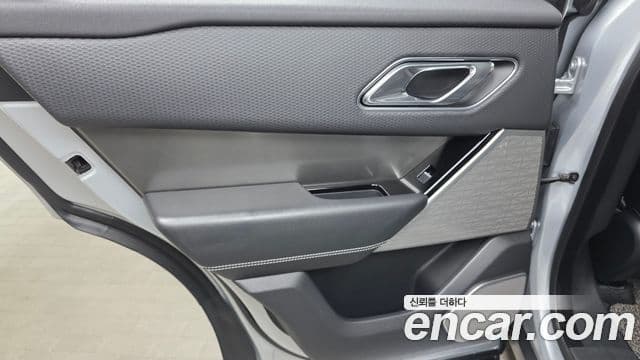 Land Rover Range Rover Velar 2018 — Photo 25/31