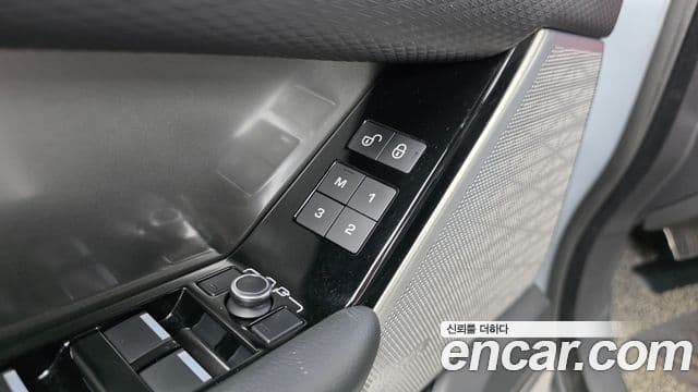 Land Rover Range Rover Velar 2018 — Photo 20/31