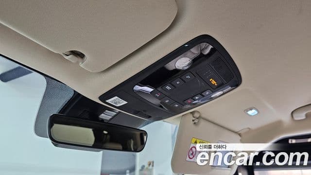 Kia Carnival 2021 — ფოტო 18/20