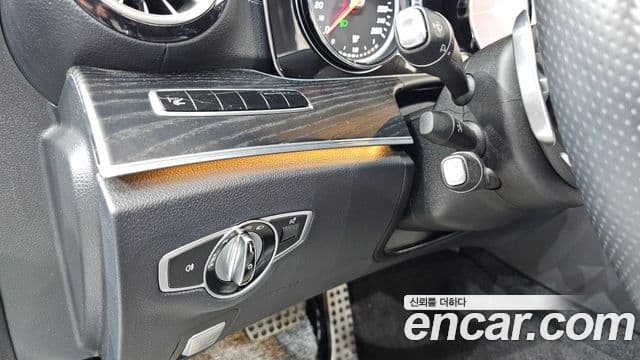 Mercedes-Benz E-Class 2018 — Şəkil 19/20