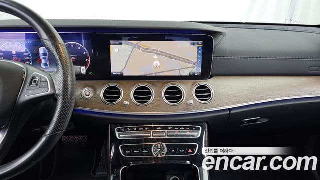 Mercedes-Benz E-Class 2018 — ფოტო 14/20