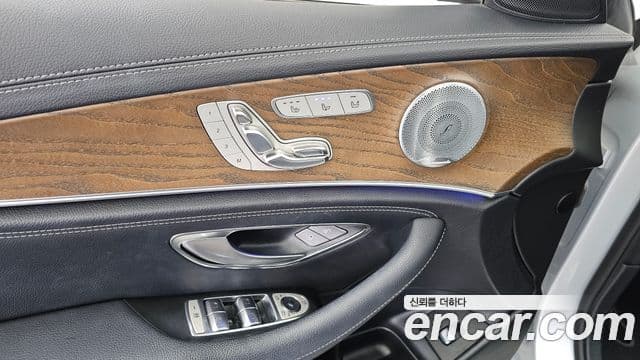 Mercedes-Benz E-Class 2018 — ფოტო 19/20