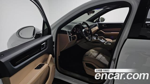 Porsche Cayenne 2022 — Photo 27/35