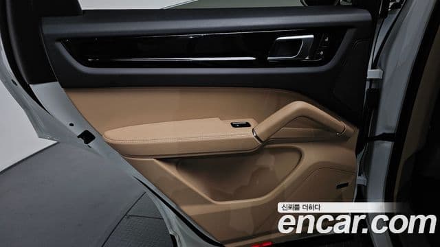 Porsche Cayenne 2022 — Photo 17/35