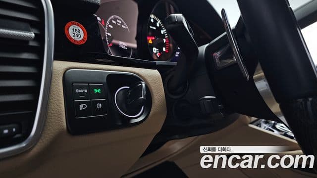 Porsche Cayenne 2022 — Photo 21/35