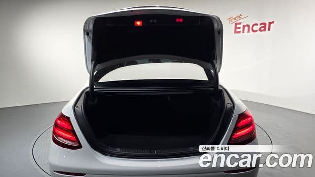 Mercedes-Benz E-Class 2018 — Şəkil 19/20
