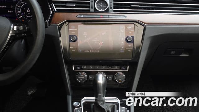 Volkswagen Passat GT 2018 — Şəkil 13/20