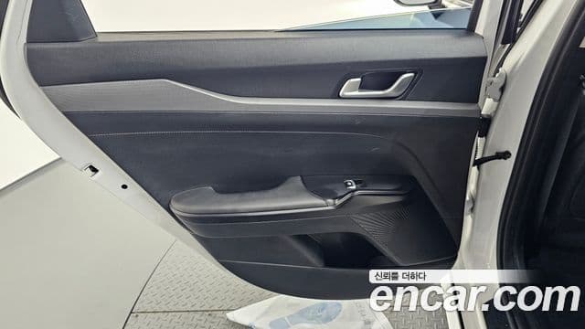 Kia K5 2023 — Photo 11/34