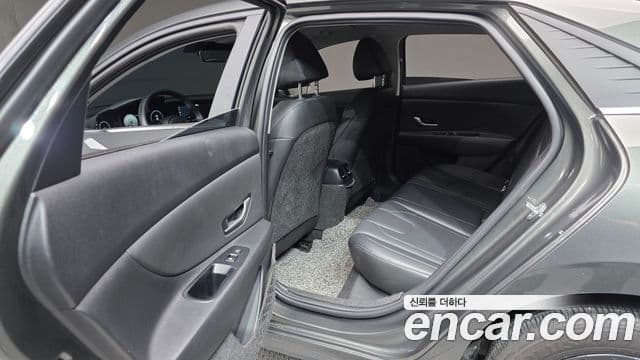 Hyundai The New Avante Hybrid 2022 — Photo 11/36