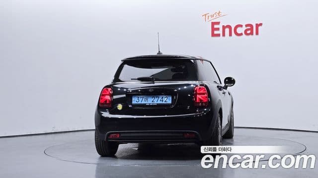 Mini Cooper Electric 2023 — ფოტო 18/20