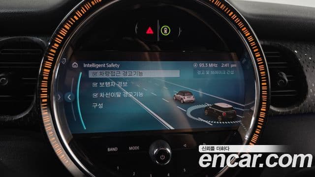 Mini Cooper Electric 2023 — ფოტო 19/20