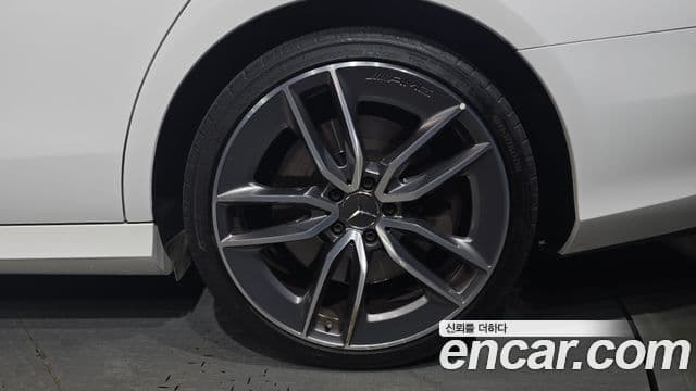Mercedes-Benz E-Class 2019 — Photo 16/35