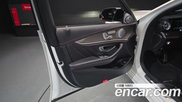 Mercedes-Benz E-Class 2019 — Photo 11/35