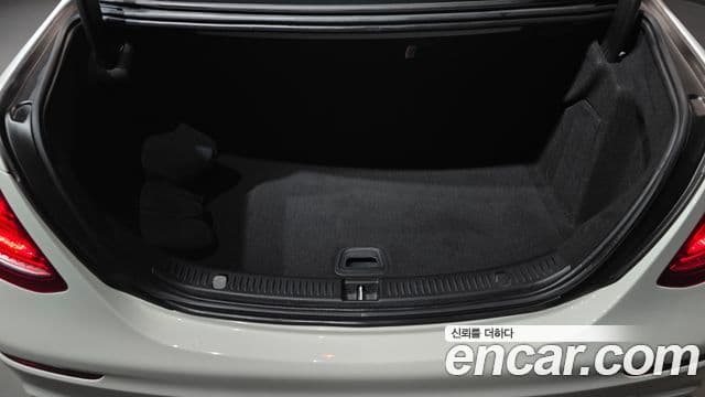 Mercedes-Benz E-Class 2019 — Photo 12/35