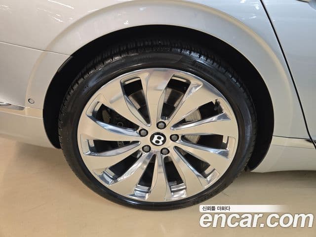 Bentley Flying Spur 2021 — Photo 2/20