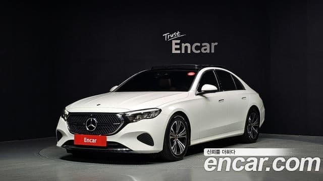 Mercedes-Benz E-Class 2025 — Photo 12/20