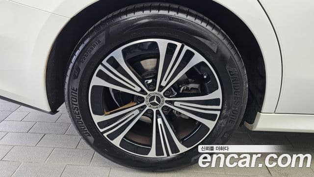 Mercedes-Benz E-Class 2025 — Photo 15/20