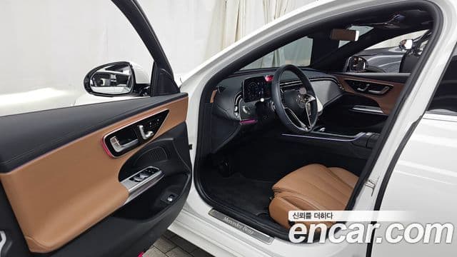 Mercedes-Benz E-Class 2025 — Photo 9/20