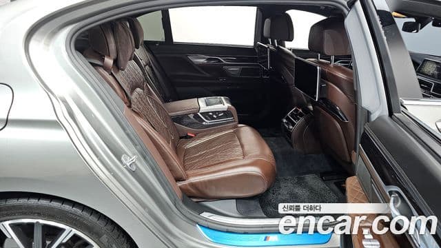 BMW 7 Series 2021 — фото 11 из 20
