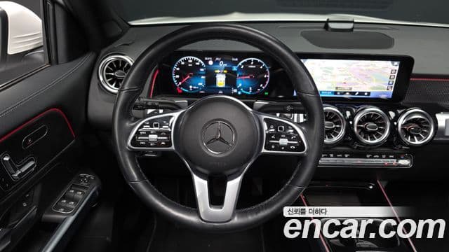 Mercedes-Benz GLB-Class 2022 — ფოტო 14/20