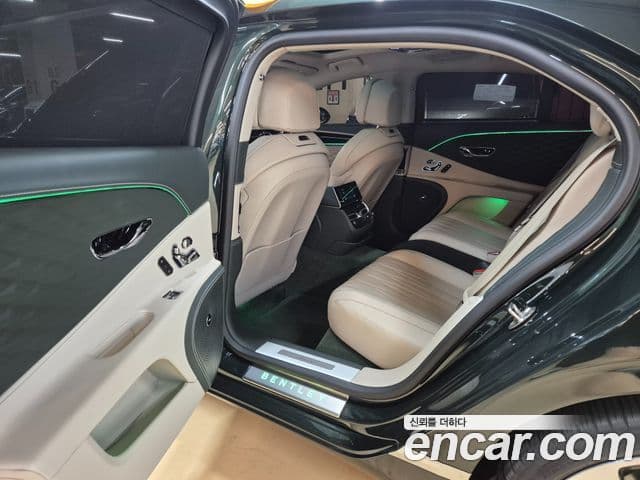 Bentley Flying Spur 2024 — ფოტო 8/20