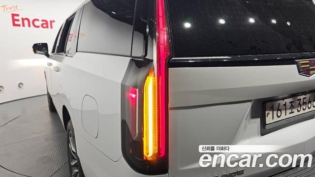 Cadillac Escalade 2023 — Photo 18/36