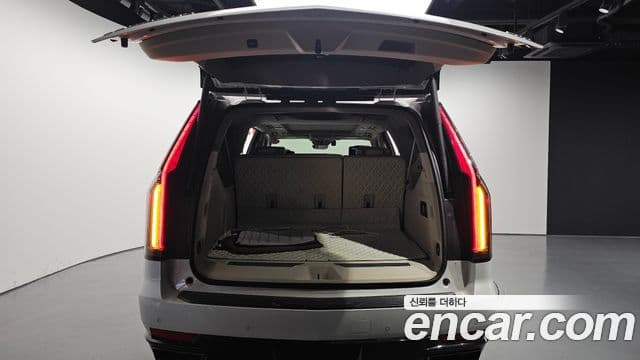 Cadillac Escalade 2023 — Photo 24/36