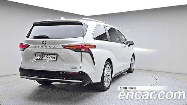 Toyota Sienna 2023 — Фото 1/18