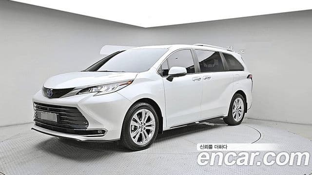Toyota Sienna 2023 — Фото 2/18