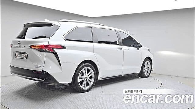 Toyota Sienna 2023 — Фото 3/18