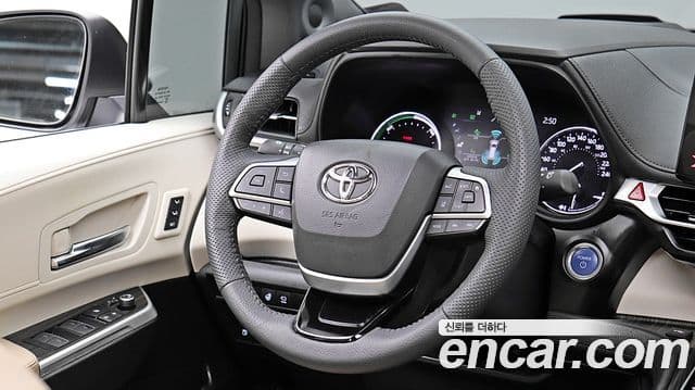 Toyota Sienna 2023 — Фото 10/18