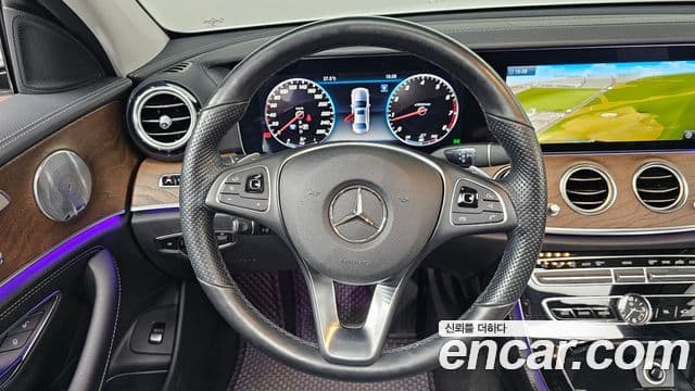 Mercedes-Benz E-Class 2018 — ფოტო 13/20
