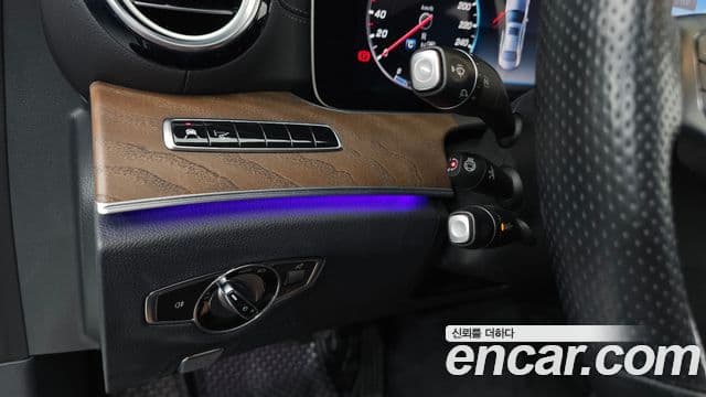 Mercedes-Benz E-Class 2018 — ფოტო 15/20
