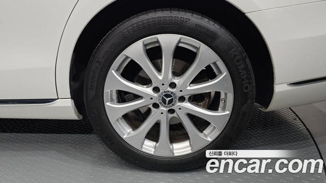 Mercedes-Benz E-Class 2018 — Şəkil 28/31