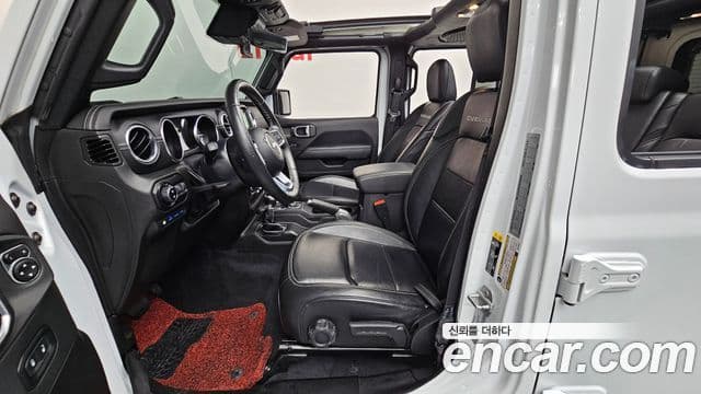 Jeep Wrangler 2022 — ფოტო 17/20