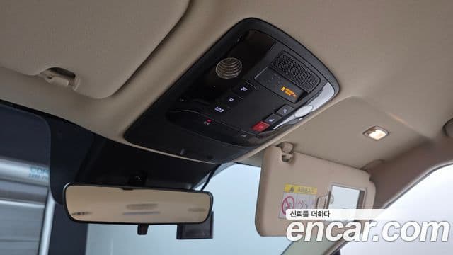 Kia Carnival 2023 — ფოტო 18/20