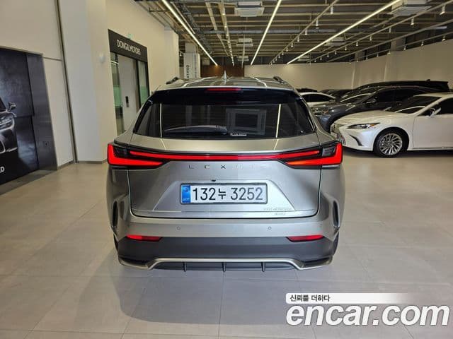 Lexus NX450h+ 2025 — Photo 10/16