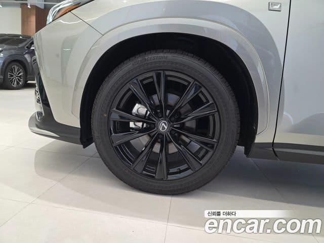 Lexus NX450h+ 2025 — Photo 1/16