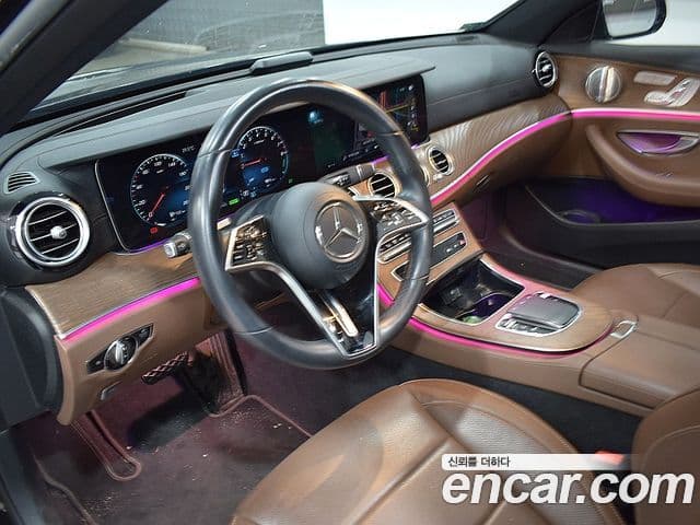 Mercedes-Benz E-Class 2021 — ფოტო 8/19